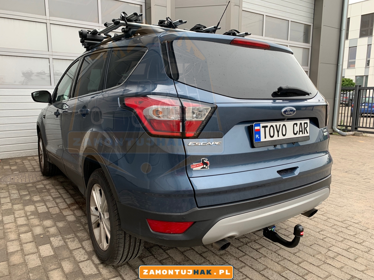 Zdjęcie Forda Kugi z zamontowanym hakiem holowniczym Witter, zdjęcie zrobione z lewej strony samochodu